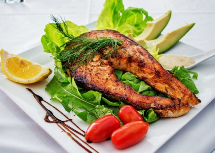 Gegrillter Lachs auf Salat