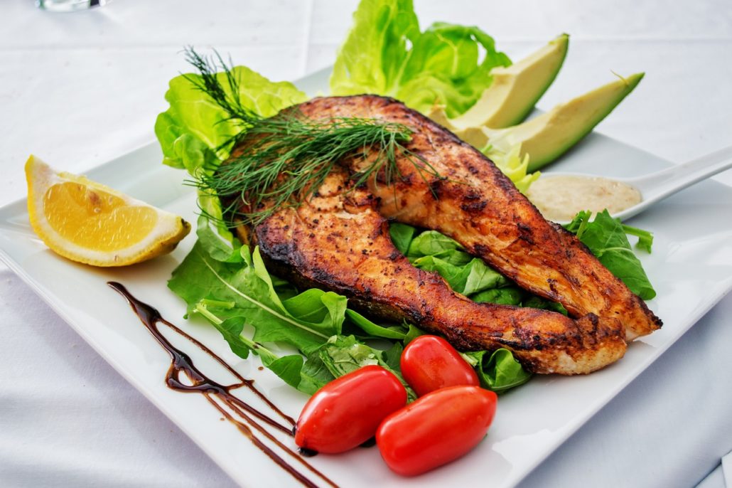 Gegrillter Lachs auf Salat