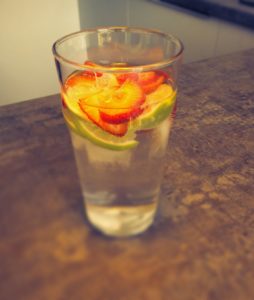 Wasser mit Früchten