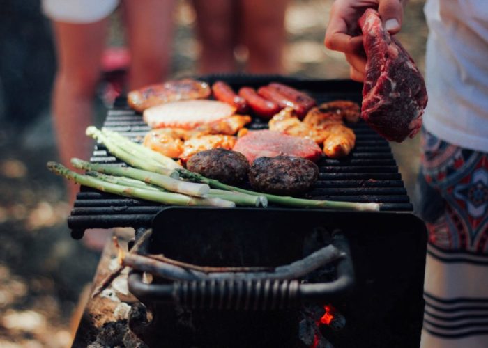 Gegrillter Spargel und Fleisch auf dem Grill