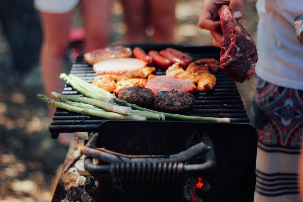 Gegrillter Spargel und Fleisch auf dem Grill