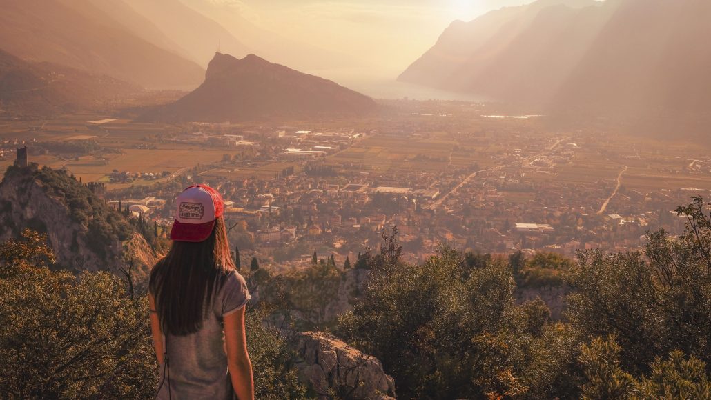 Frau vor Stadt im Tal