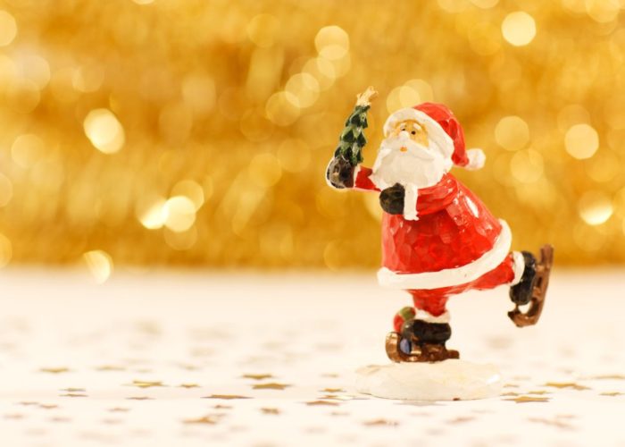 Schlittschuhfahrender Weihnachtsmann