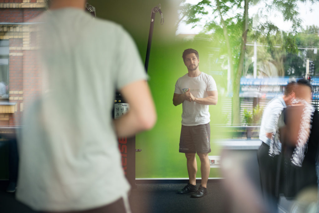 Gemeinsame Trainingseinheit am Tag der Faszie zur Haltungskorrektur - angeleitet von Personal Fitness Trainer Tom Franke
