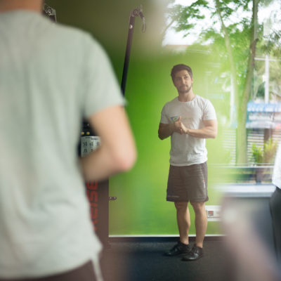 Gemeinsame Trainingseinheit zur Haltungskorrektur angeleitet von Personal Fitness Trainer Tom Franke
