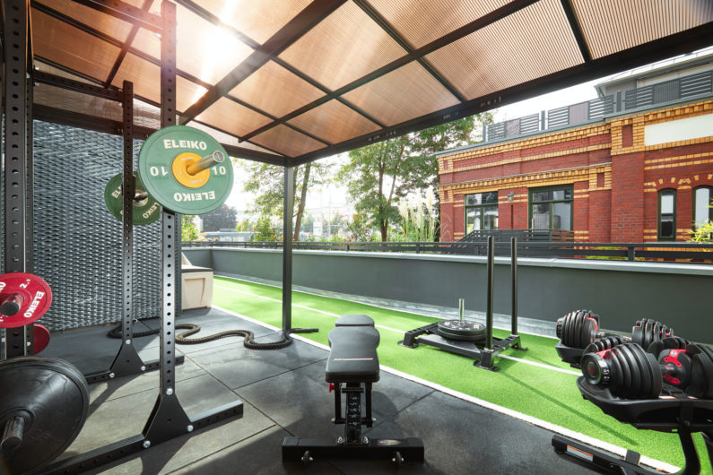 Outdoortrainingsbereich mit Langhanteln und Kurzhanteln zum Krafttraining