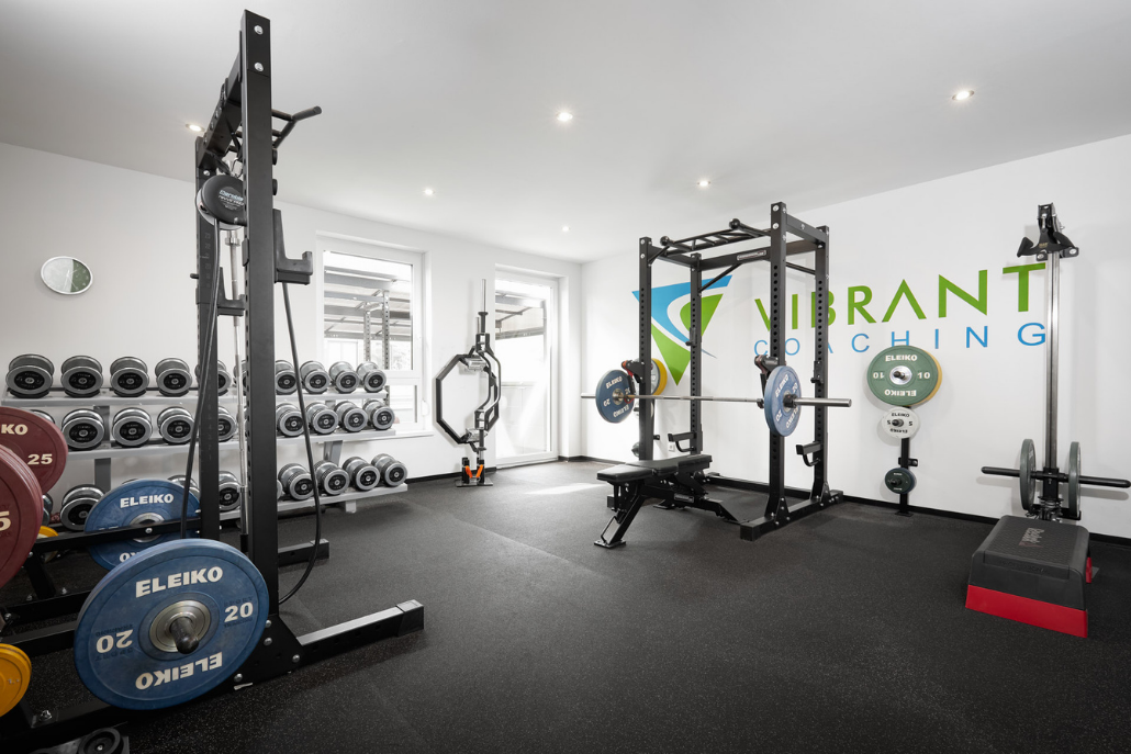 Krafttraining mit Langhantel Kurzhantel im Personal Training Studio