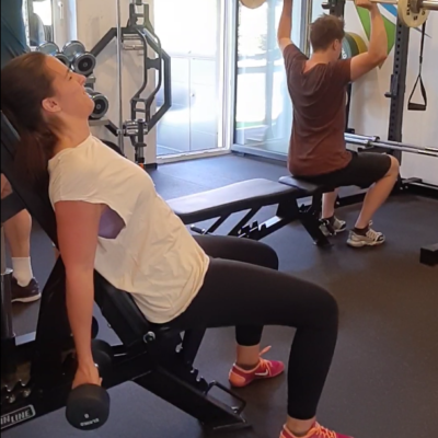 Teilnehmer des Fatloss Workshop trainieren verschiedene Übungen im Krafttraining